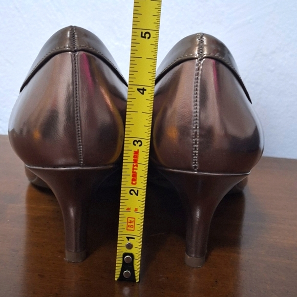 Ann Klein synthetic heels in metallic taupe Womens Shoes Size 7M - Picture 6 of 8